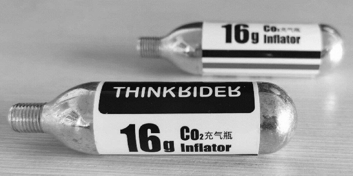 使用微型CO2气瓶改进“空气的浮力”实验